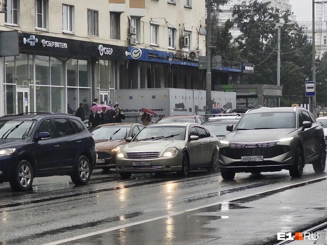 Остановки возле оперного театра так и не появилось | Источник: читатель E1.RU