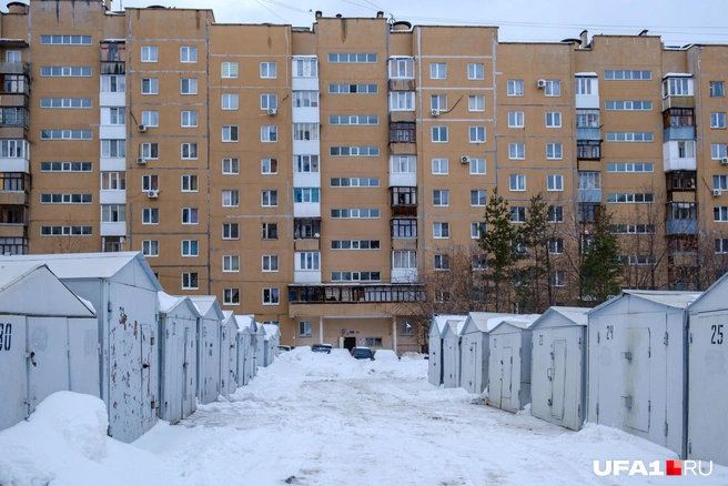 Гаражный двор в 2025-м — оригинально | Источник: UFA1.RU / Булат Салихов