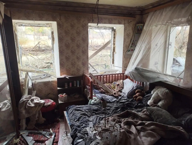 Последствия атак на Луганскую Народную Республику. За те сутки, когда сделано фото, в ЛНР пострадали 6 мирных жителей, среди них трое детей. | Источник: Леонид Пасечник / max.ru