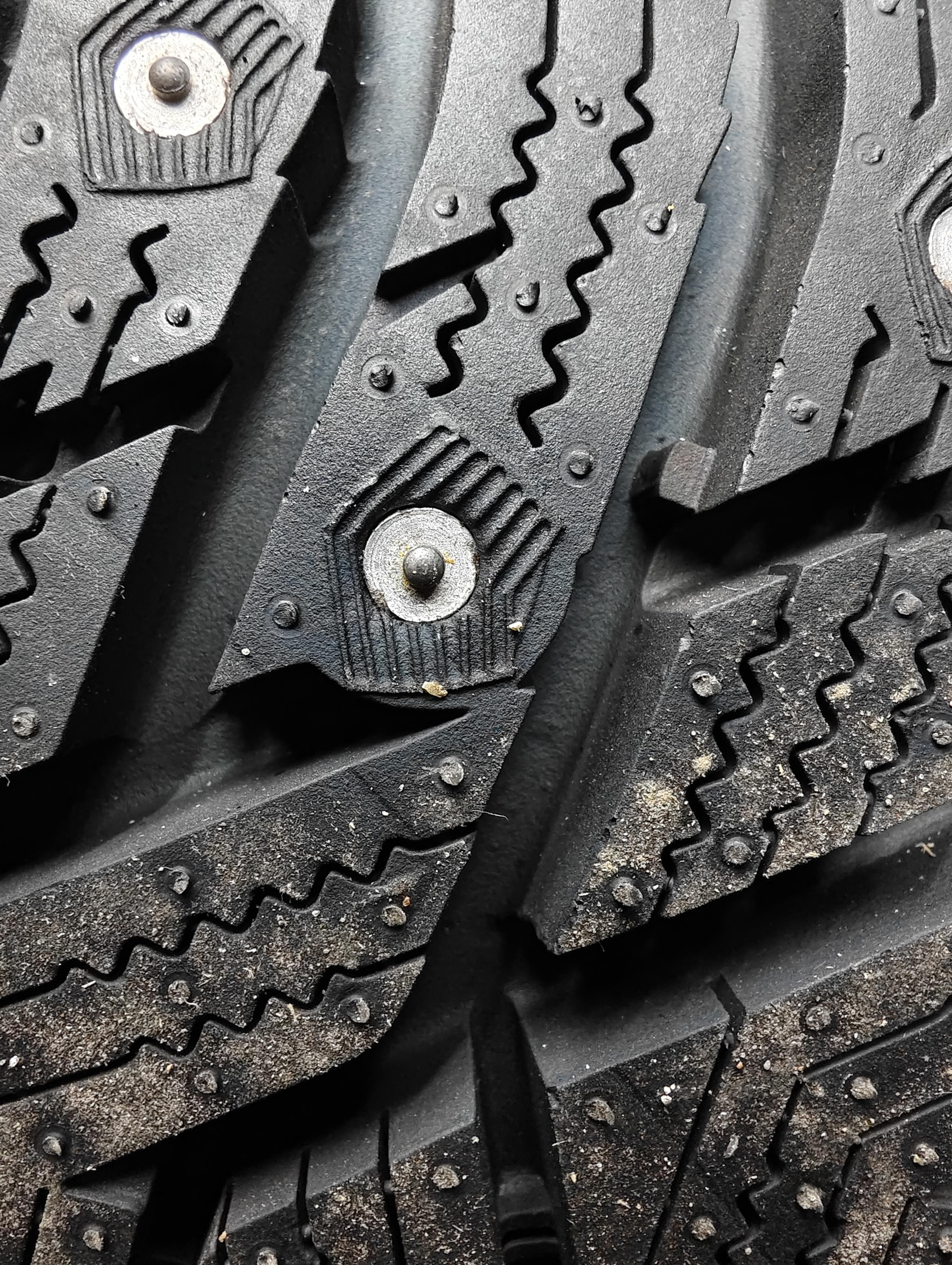 Так отличаются шипы на резине одной и той же модели Hankook Winter I*Pike RS2 W429. Слева шип привоза прошлого года, справа&nbsp;— 2026 года | Источник: Dискont шина