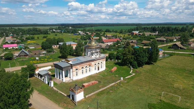 Первый фильм посвящен селу Дуброво Еловского округа, где зрители увидят старинную школу, Храм Святой Троицы и современную ферму | Источник: пресс-служба Законодательного Собрания Пермского края