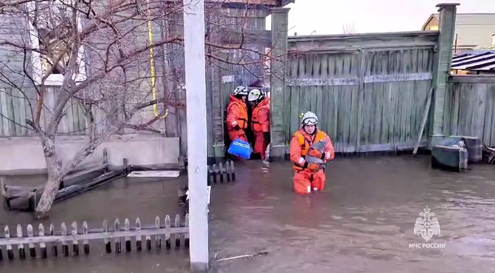 Видео из Орска, стремительно уходящего под воду - 6 апреля 2024 - НГС.ру