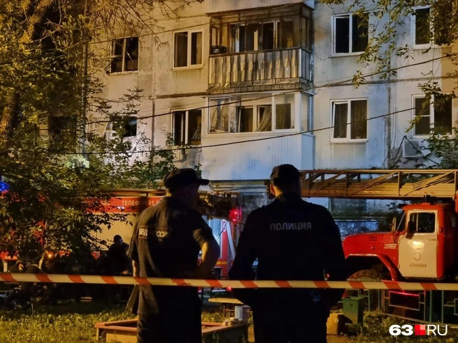 В дом никого не пускают. Там продолжают ликвидировать возгорание | Источник: Роман Данилкин / 63.RU