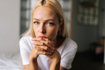 «Друг мужа добивался меня 2 года — и добился. Теперь я на грани развода»