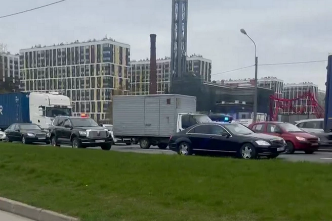 Кортеж попал в пробку в Петербурге. Водители расступались, как могли | Источник: читатель «Фонтанки»