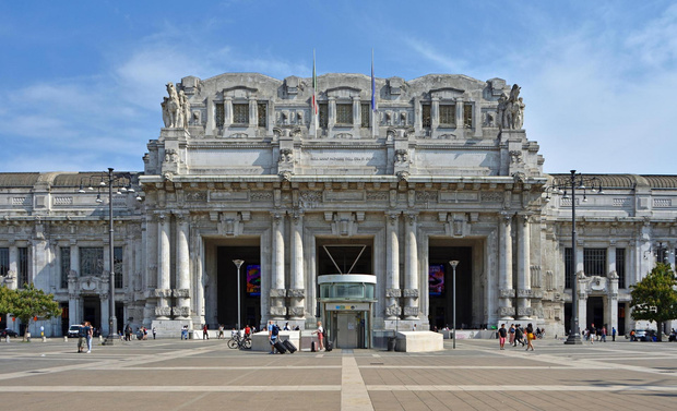 Центральный вокзал Милана украсила 3D-инсталляция в виде скал