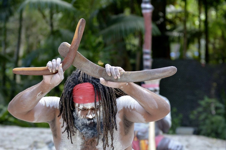 Мужчина из племени югамбе во время обряда на празднике аборигенов в Квинсленде, Австралия | Источник: Rafael Ben-Ari / Chameleons Eye / iStock