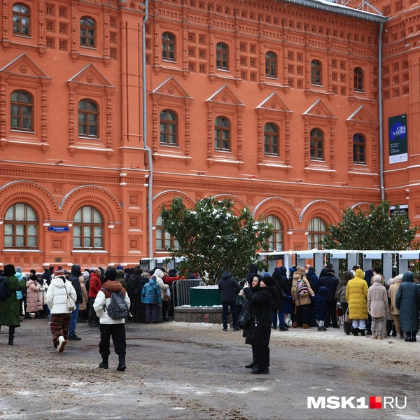 Москвичи выстроились в очередь, чтобы попасть на Красную площадь | Источник: Татьяна Спиридонова / MSK1.RU