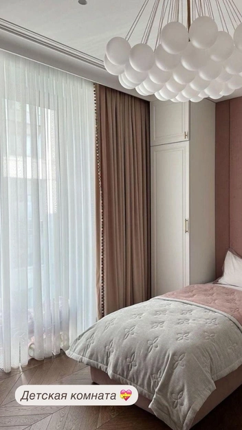 Огромный выбор тканей, цветов и стилей для любой комнаты | Источник: салон «Мадам Шторкина»