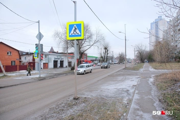 Особенно чувствуют проблему пешеходы после дождей, когда грунт превращается в жидкое месиво грязи | Источник: Тимофей Калмаков / 59.RU