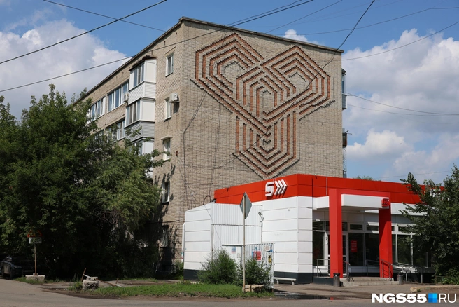 На многоэтажках можно заметить фрески  | Источник: Евгений Софийчук / NGS55.RU