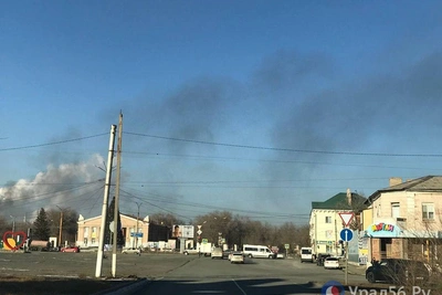 Черный дым накрыл Орск из-за пожара на предприятии