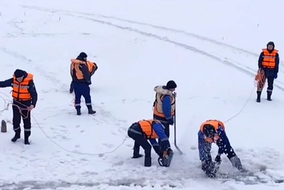 В Оренбурге распилили лёд на Сакмаре у автодорожного моста