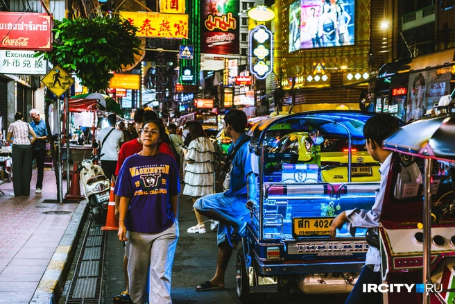 Так выглядят тук-туки в Бангкоке. Сейчас это моторикша — трехколесный мотоцикл с турбиной для перевозки пассажиров | Источник: Алина Ринчино / «ИрСити»