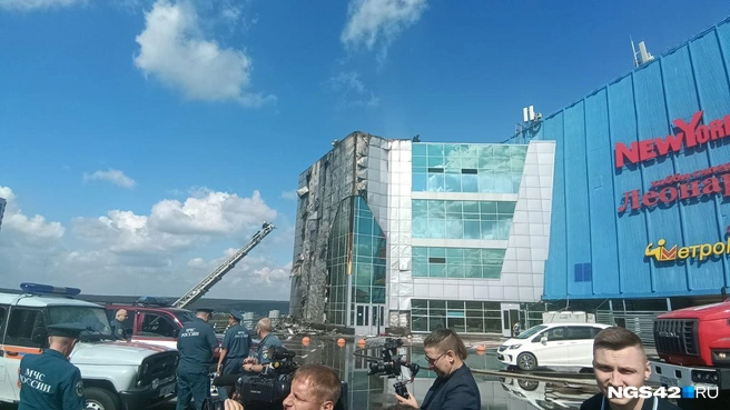 Обшивка горела со стороны главного входа | Источник: Александр Левчук / NGS42.RU
