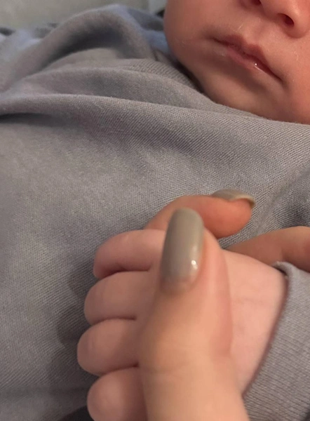 Молодая мама сама заботится о сыне