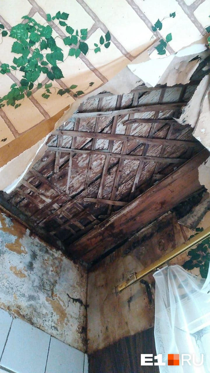 Вот так теперь выглядит потолок в одной из квартир | Источник: читательница E1.RU