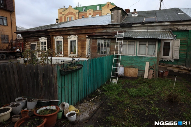 Большой дом разделили на несколько квартир | Источник: Евгений Софийчук / NGS55.RU