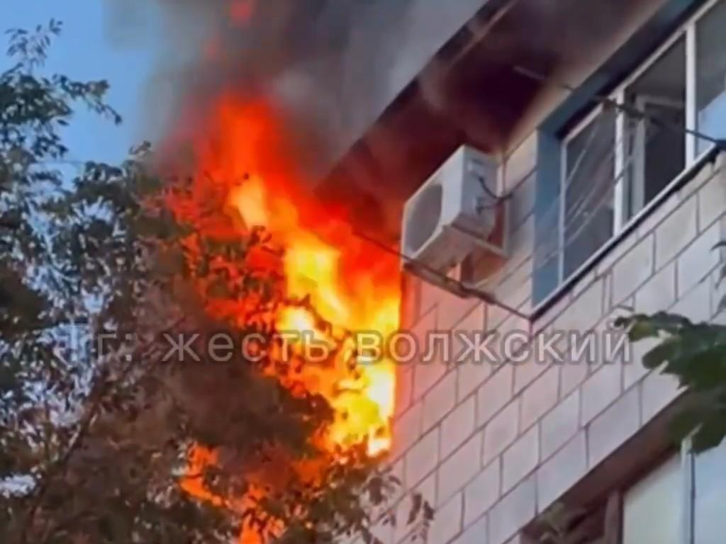 Под Волгоградом пожарный вынес на руках ребенка из горящей студии в бывшем общежитии «Волжскрезинотехники» — видео