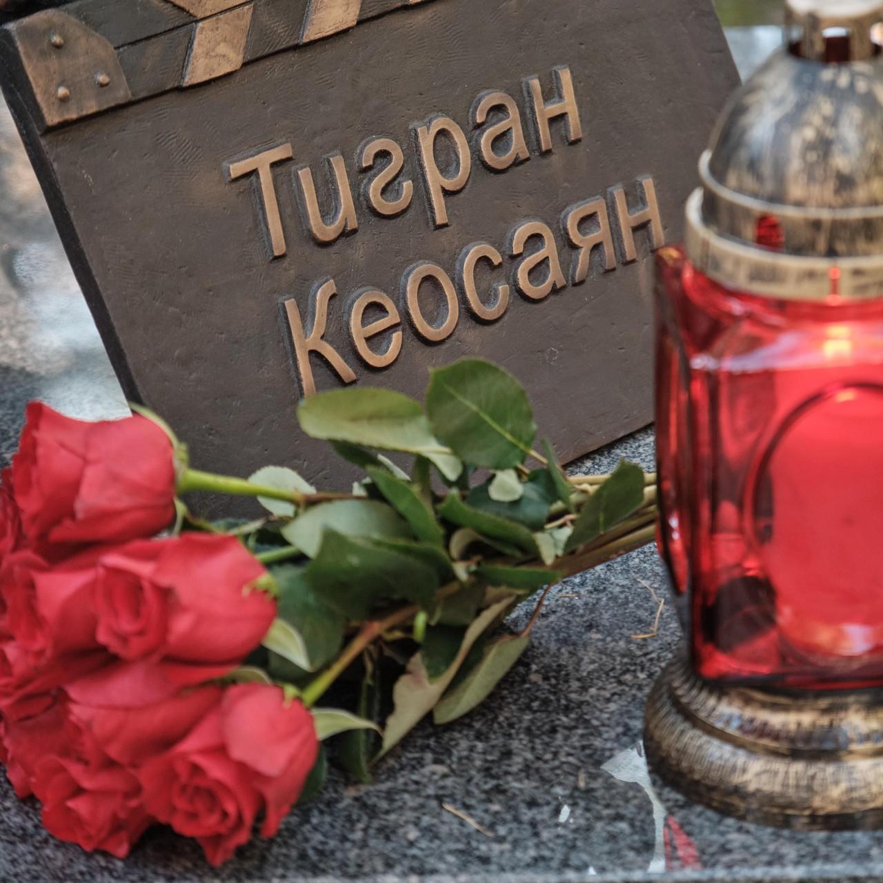 Пустое режиссерское кресло и сценарий «Бессмертных»: на Кунцевском кладбище установили памятник Тиграну Кеосаяну