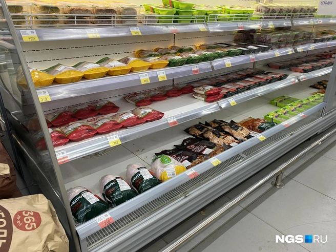 Холодильник с курятиной в супермаркете «Лента» | Источник: Стас Соколов / NGS.RU