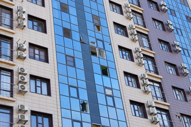 В зданиях выбиты окна | Источник: Оперативный штаб — Краснодарский край / T.me