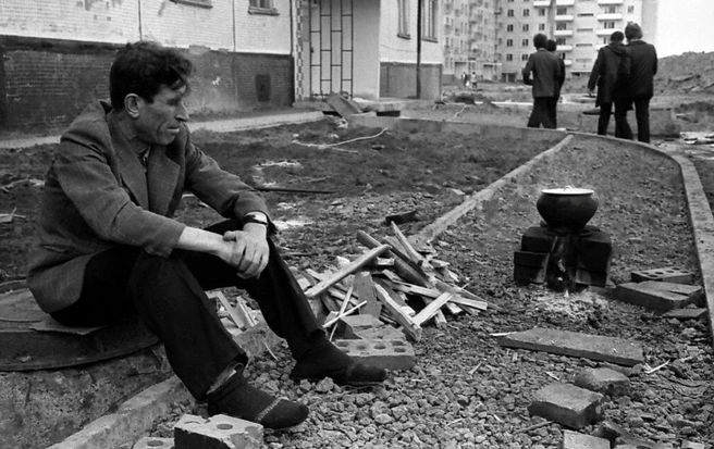 Слева — обстановка накануне новоселья в новой девятиэтажке на проспекте Шахтеров в 1984 году, справа — там же в 2025-м | Источник: Владимир Соколаев / pastvu.com