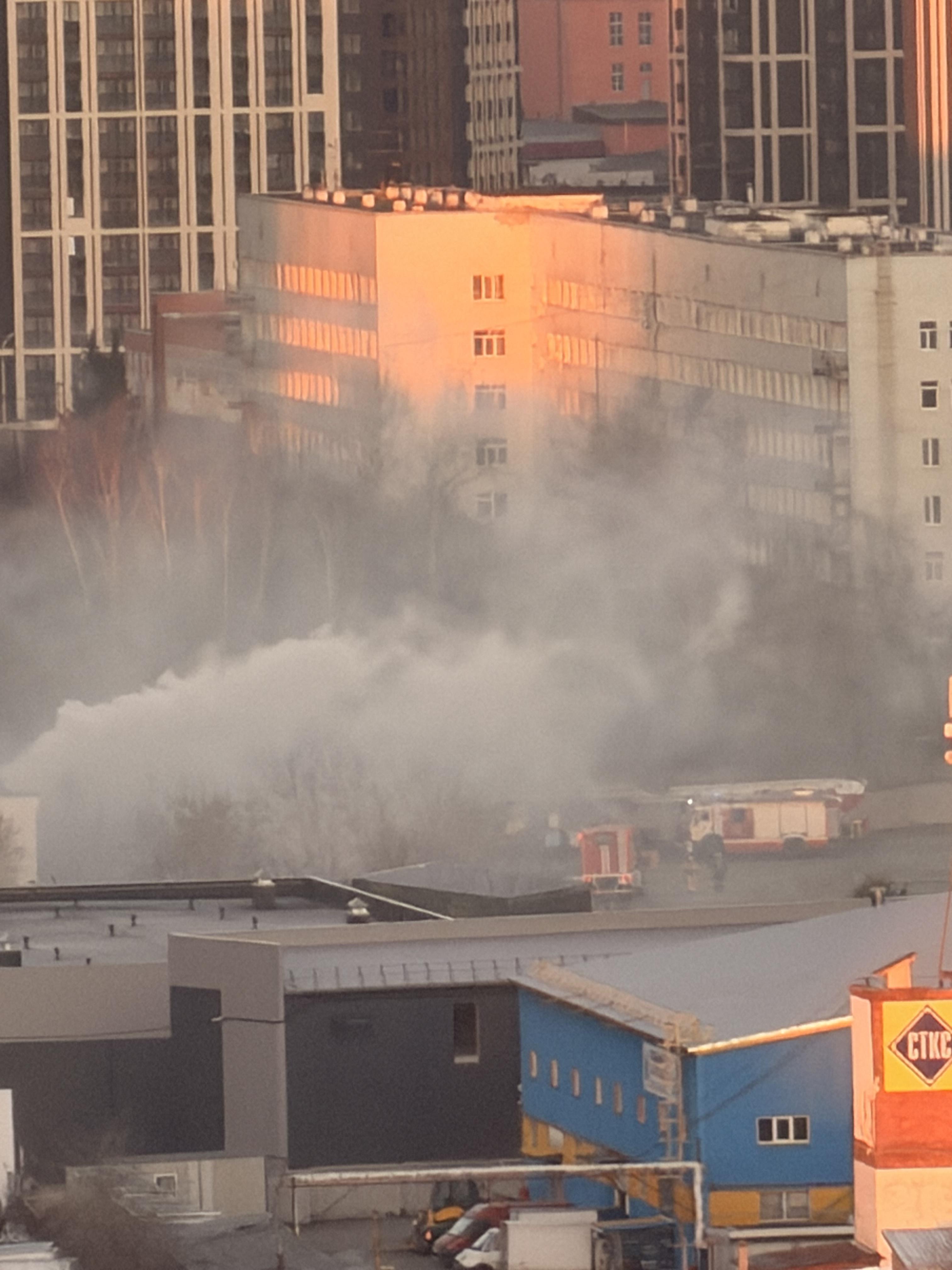 В Екатеринбурге заметили дым рядом со зданием мясокомбината