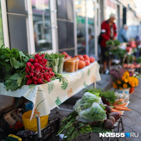 Ну как можно пройти мимо яркого прилавка? | Источник: Евгений Софийчук / NGS55.RU