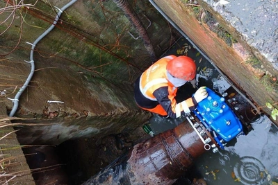 Сочинские коммунальщики ремонтировали сети на лыжах