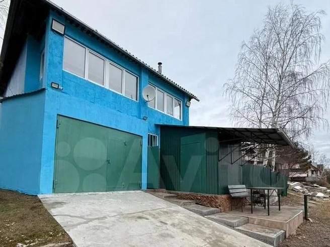 У дома есть гараж и зона отдыха | Источник: сайт по поиску объявлений