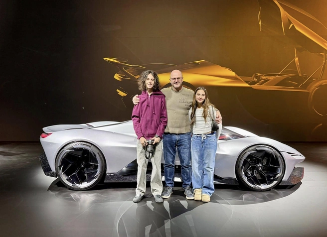Владимир с детьми на фоне Corvette CX | Источник: личный архив Владимира Капитонова