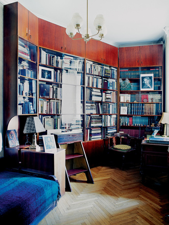 Кабинет. Домашняя библиотека Улановой насчитывает более 2400 томов, многие — с дарственными надписями.