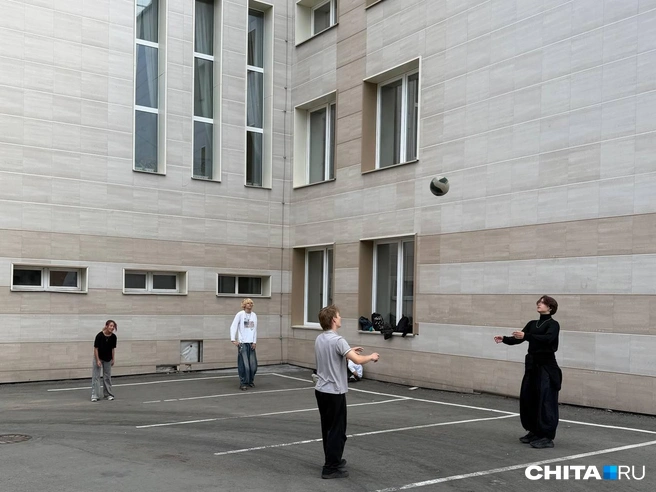 Подростки, играющие в мяч | Источник: Станислав Ринчиндабаев / CHITA.RU
