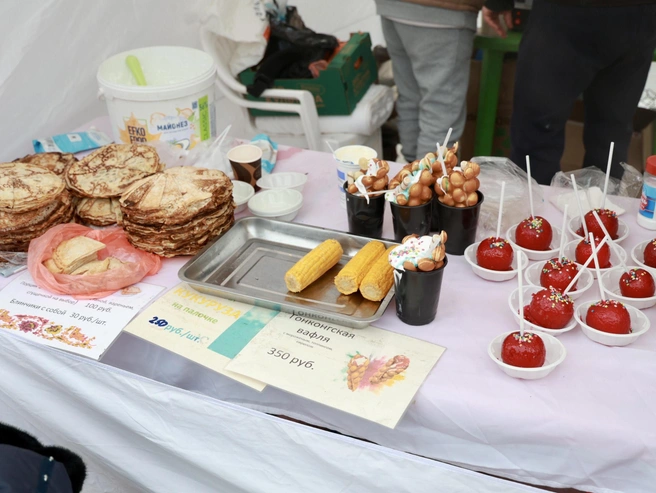 Также в продаже были блины, вареная кукуруза, гонконгские вафли и глазированные яблоки. | Источник: Михаил Шилкин 