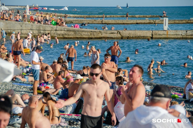 Пляж «Маяк» трещит по швам | Источник: Оксана Витязь / SOCHI1.RU