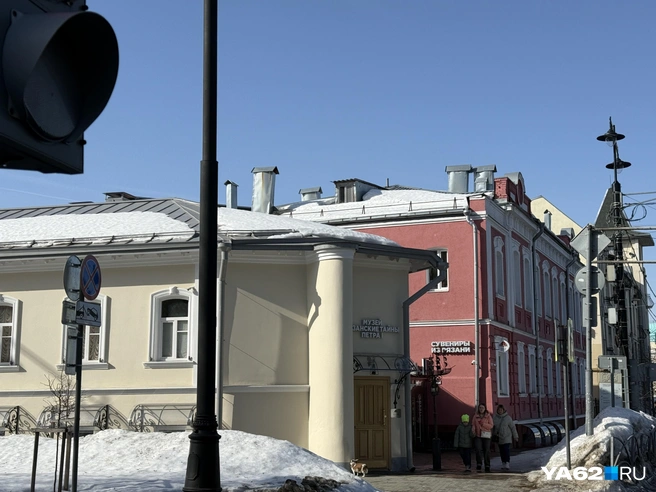 Мимо сувенирных магазинов на Соборной площади ходит много людей, а крышу не чистят | Источник: Сергей Петунин / YA62.RU
