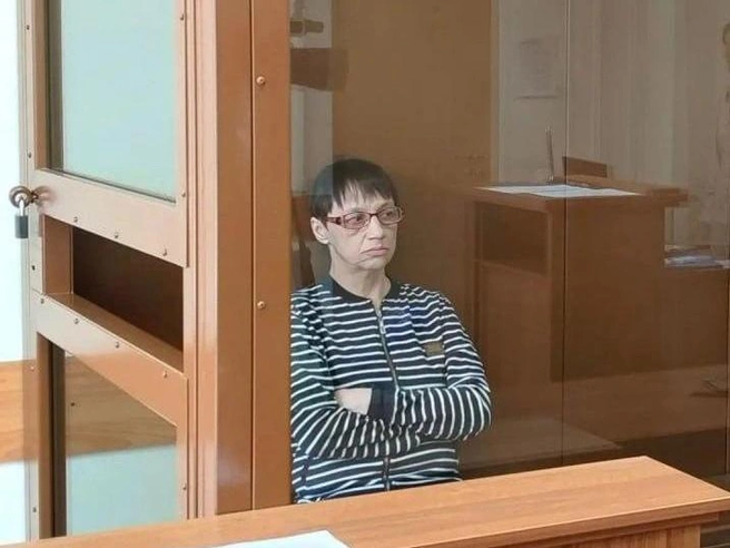 Подсудимая во время первого слушания в Первоуральском городском суде | Источник: Первоуральский городской суд