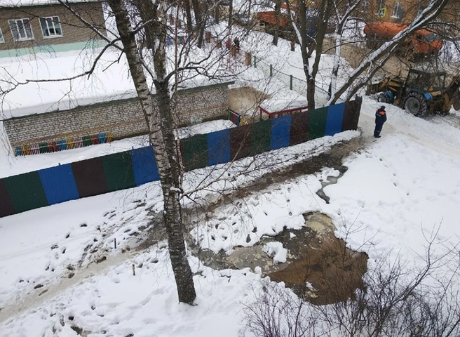 В Рязани из-за прорыва водопровода затопило территорию детского сада | ya62.ru