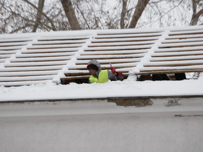 Специалисты продолжают работы по демонтажу кровли. | Источник: Андрей Бортко / NGS.RU