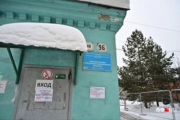 Охрана располагается в стареньком домике | Источник: Василина Любимова / 59.RU