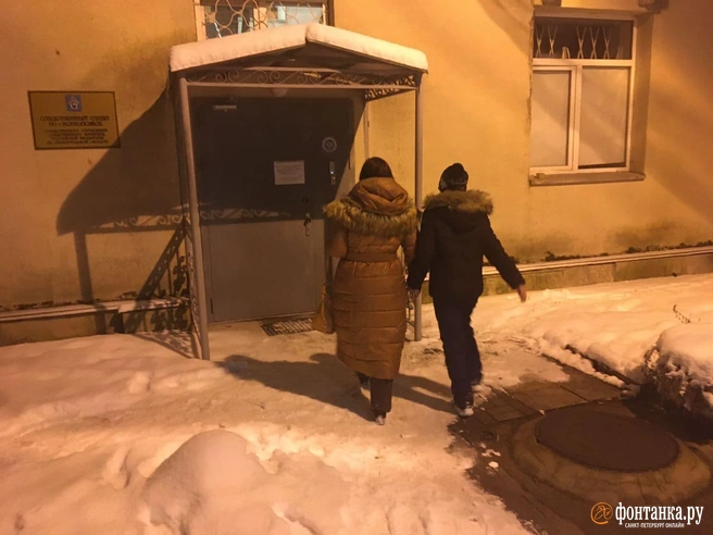 Елена и Варя на входе в СК во Всеволожске | Источник: Елена Ваганова/«Фонтанка.ру»