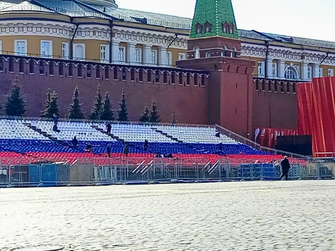 Рабочие начали разбирать VIP-трибуны, установленные для высокопоставленных зрителей парада Победы | Источник: Полина Громова / MSK1.RU