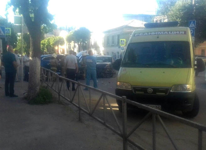 В «лобовом» ДТП на улице Садовой пострадали оба водителя | ya62.ru