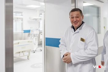 Вот так губернатор улыбался в 2023 году | Источник: Алексей Волхонский / V1.RU