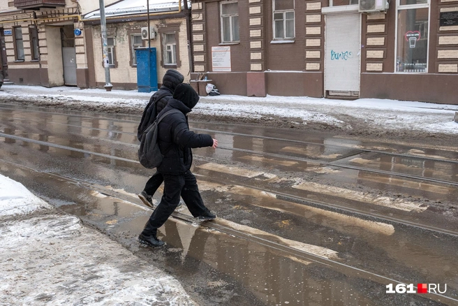 Вода течет по дорогам, как при дожде | Источник: Евгений Вдовин / 161.RU