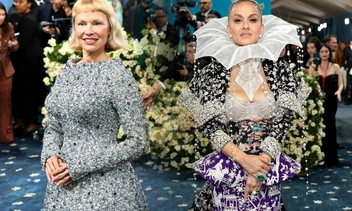Цветочное безумие и платье-хинкали: 17 худших нарядов звезд на Met Gala 2025