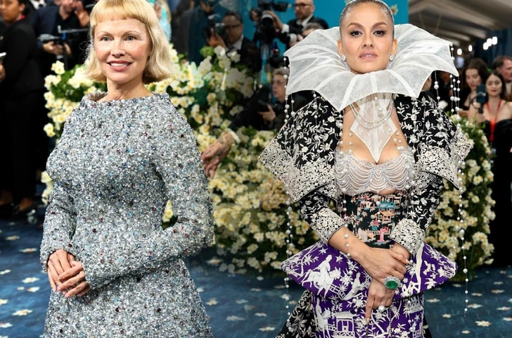 Цветочное безумие и платье-хинкали: 17 худших нарядов звезд на Met Gala 2025