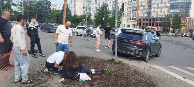 Первую помощь женщине оказали на месте ДТП | Источник: читатель 74.RU