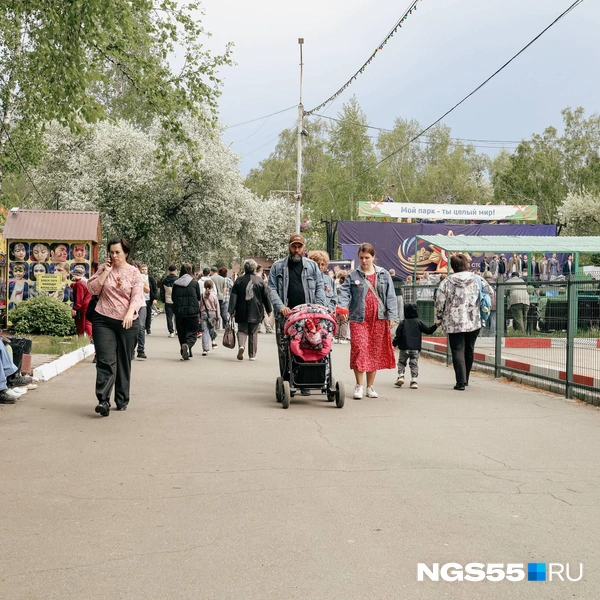 Кто-то не останавливался возле сцены, а просто гулял по парку | Источник: Кирилл Башинский / NGS55.RU